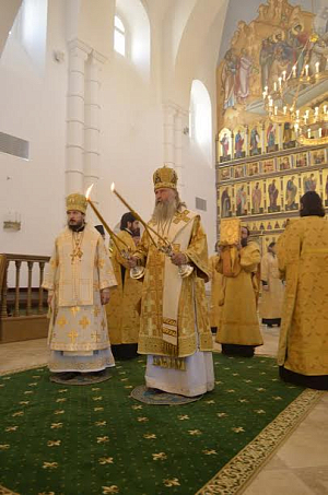Архиепископ Феогност и епископ Силуан возглавили Литургию в Варницком монастыре и юбилейный выпуск гимназии им. прп. Сергия Радонежского