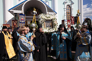Из Знаменского монастыря г. Курска в Коренную пустынь совершили крестный ход с иконой Божией Матери «Знамение» Курской-Коренной