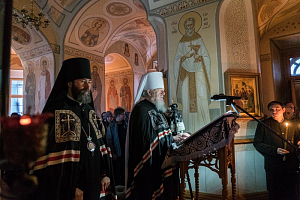 Митрополит Сергий совершил в Алексиево-Акатовом монастыре Воронежа великое повечерие с чтением покаянного канона 