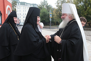 Митрополит Арсений совершил Литургию  в надвратном храме Зачатьевского монастыря