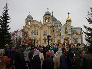 Митрополит Кирилл отслужил праздничную Литургию  в Верхотурском Свято-Никольском монастыре