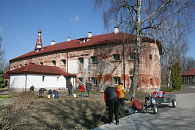 Волонтеры Брестской школы помогли в благоустройстве территории Рождество-Богородицкого монастыря