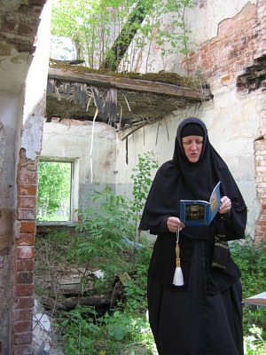 Молебен на руинах разрушенной богадельни