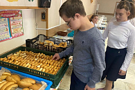 От братии Николо-Угрешской обители в московскую школу-интернат № 108 были доставлены угощения к началу нового учебного года