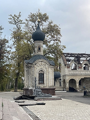 Часовня Батюшки Зосимы. Она тоже сохранилась, несмотря на сильные прилеты рядом...