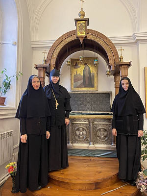 2023 год. Матушка с сестрами у раки с мощами святой благоверной княгини Анны Кашинской