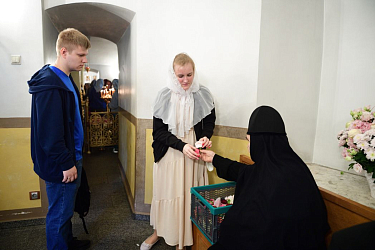 У мощей святой Матроны сестры раздают освященные цветочки