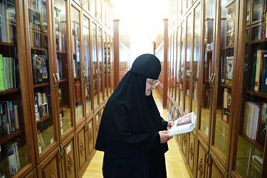 В монастырской библиотеке