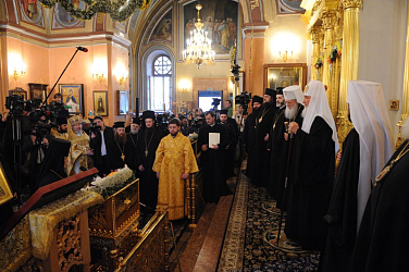 Совместное служение в Покровской обители Святейшего Патриарха Московского и всея Руси Кирилла и Святейшего Патриарха Болгарского Неофита, 8 марта 2016 года. На малом входе было совершено торжественное совместное прославление двумя Поместными Церквами святителя Серафима (Соболева)