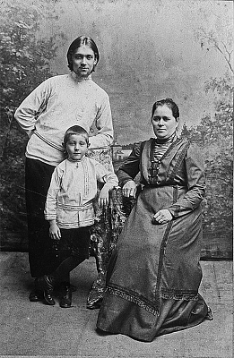 Сергей Сахаров с матерью и племянником