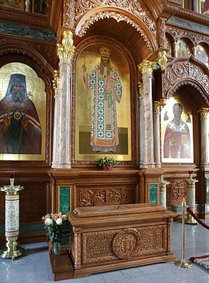 Рака с мощами священномученика Петра (Зверева), архиепископа Воронежского, находится в Благовещенском кафедральном соборе Воронежа