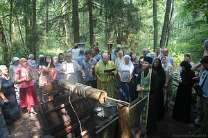 В Зосимовой пустыни прошел крестный ход к месту молитвенных подвигов основателя обители