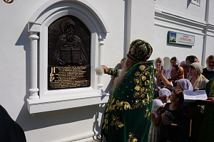 Наместник Нижегородского Вознесенского Печерского монастыря освятил барельеф прп. Макарию Желтоводскому