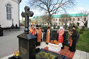 Митрополит Ириней возглавил в Корецком монастыре богослужение Радоницы 