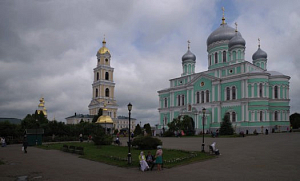 Митрополит Георгий возглавил Литургию в Серафимо-Дивеевском монастыре