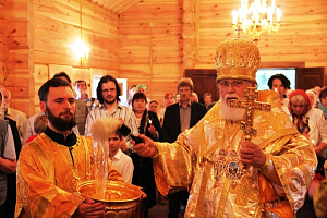 Митрополит Виктор возглавил освящение Престола и Литургию на подворье Николаевского Малицкого монастыря в пос. Черкассы Тверской епархии
