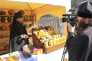 В Святогорской лавре открылась первая медовая ярмарка