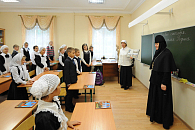 Настоятельница Покровского монастыря игумения Феофания благословила на начало учебного года учащих и учащихся Православной гимназии в Троице-Лыкове