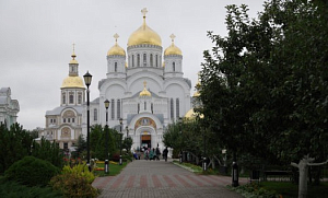 Митрополит Георгий совершил в Дивеевском монастыре всенощное бдение с чином погребения плащаницы Божией Матери