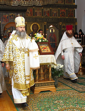 Со святыми днями Рождества Христова сестер Стефано-Махрищского монастыря поздравил архиепископ Сергиево-Посадский Феогност