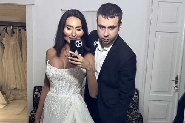 Украинка с «самыми большими щеками в мире» примерила откровенное свадебное платье 8ed1157e-19d0-4dee-9577-eb03187aa6f9-67b7b04d