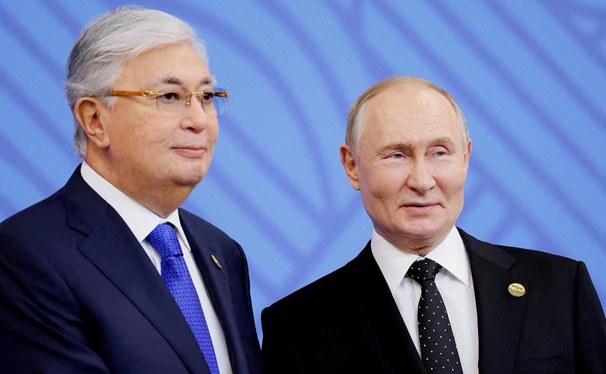 Касым-Жомарт Токаев и Владимир Путин (Максим Шеметов / Reuters)