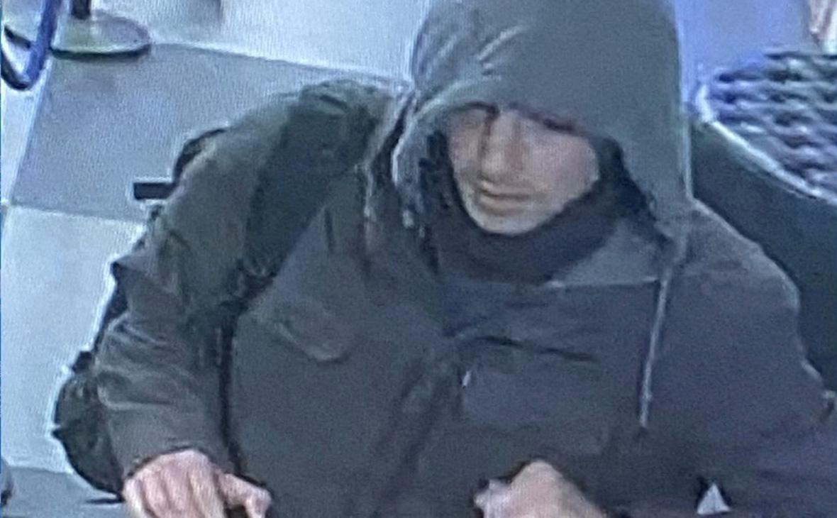 Человек, разыскиваемый для допроса в связи с убийством генерального директора UnitedHeatlhcare Брайана Томпсона (New York City Police Department / Reuters)