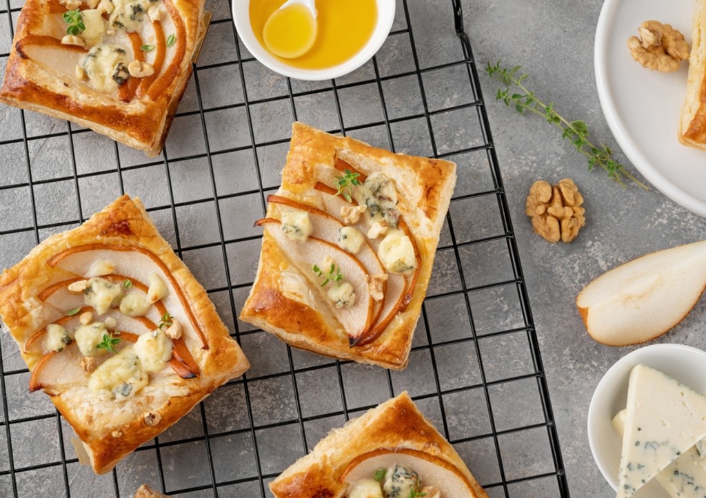 Рецепт пирога из слоеного теста с камамбером и грушей: ресторанные изыски 9c3d7a34-393b-4daa-8296-25c21e345283-67d0047c