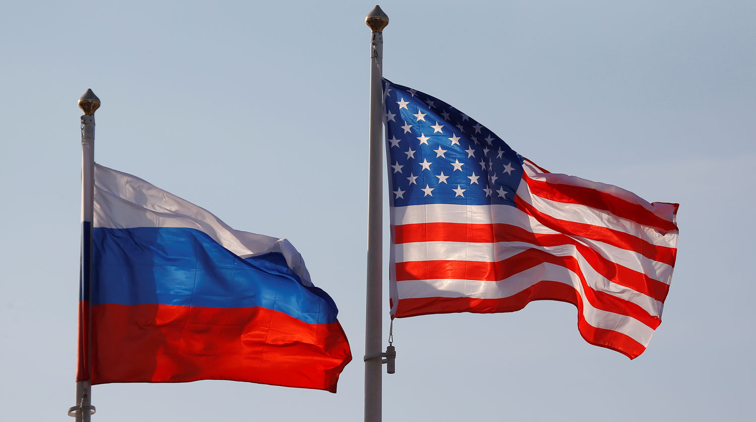 Оценка ядерного потенциала России вызывает дискуссии в США FILE PHOTO National flags of Russia and US fly at Vnukovo International Airport in Moscow