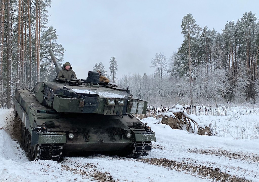 Окруженный российскими дронами танк ВСУ в Курской области попал на видео