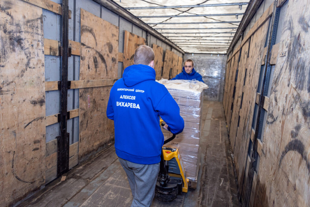 Волонтеры Алексея Вихарева сортируют вещи для жителей Курска