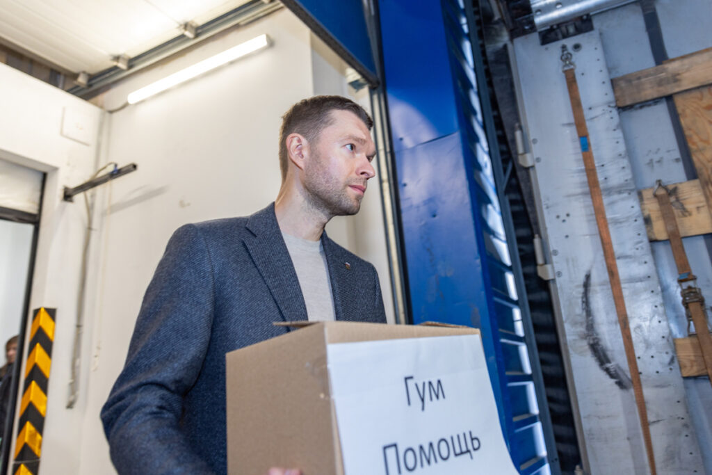Алексей Вихарев лично упаковывает вещи для гуманитарной помощи
