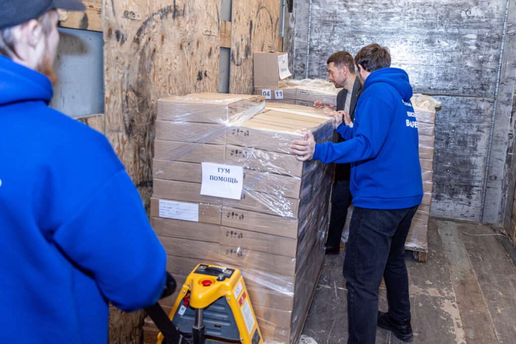 Алексей Вихарев с волонтерами собирает гуманитарную помощь СВО