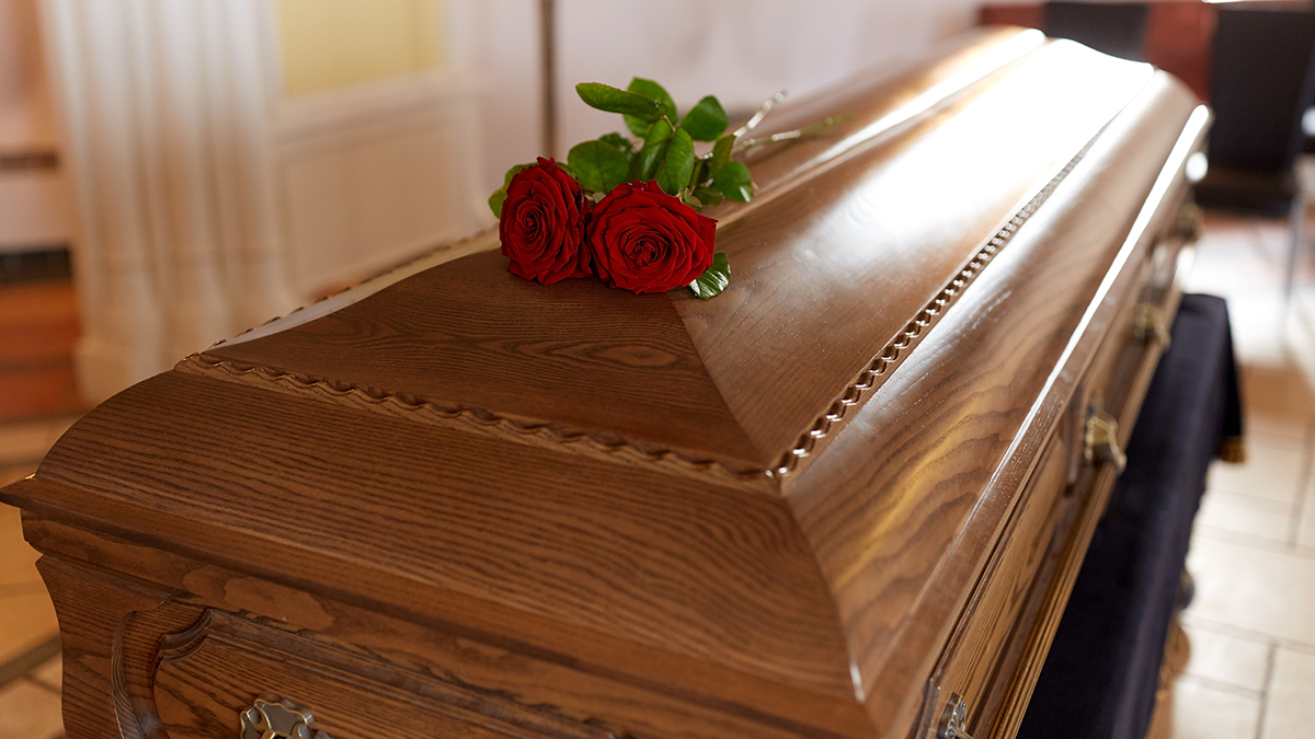 В Калужской области почтили память погибших защитников леса FuneralAndMourningConcept-RedRoseFlowersOnWooden
