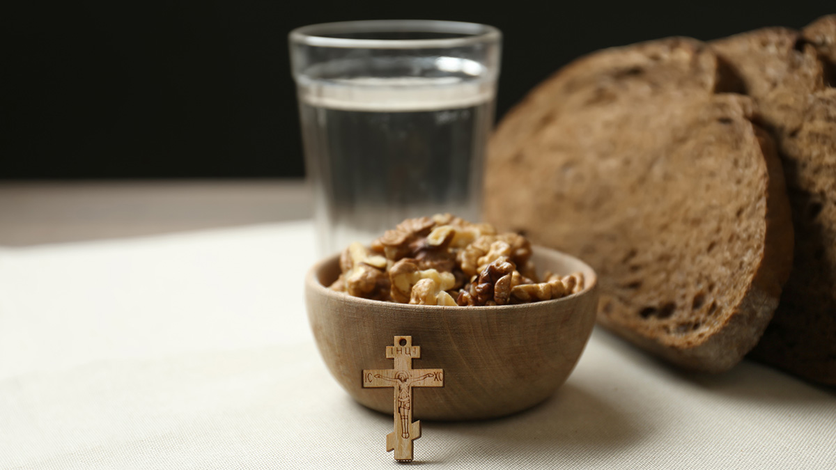 Секс только по взаимному согласию что можно и нельзя делать в Великий пост BreadWalnutsWaterAndCrucifixOnTableGreatLentSeason