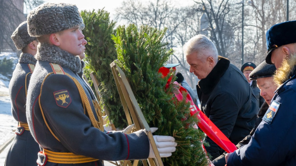 Сергей Собянин возложил венки к Могиле Неизвестного Солдата в честь 23 февраля