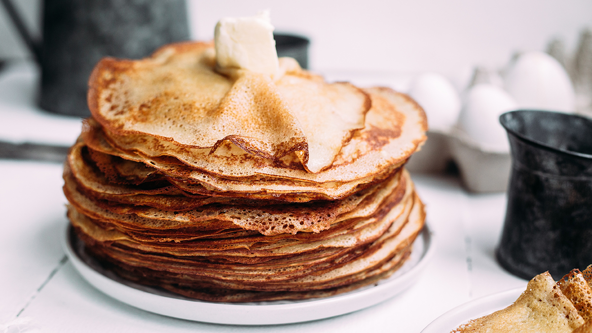 Советы диетолога: как наслаждаться блинами на Масленицу без вреда для фигуры ThinPancakesWithMilkInAPlateCrepes