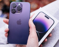 iPhone 14 стал доступнее в России — цены начинаются от 45 тысяч рублей Apple LondonUnitedKingdom-Sep282022PovWomanHand