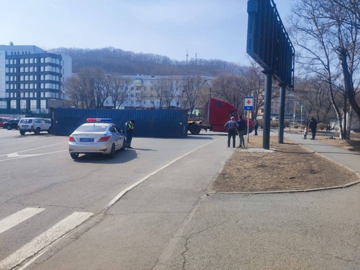 Многотонный контейнер упал с большегруза в Находке Полиция Приморья