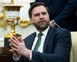 dzhej di vens i komanda belogo doma podderzhali reshenie trampa po voprosu majka uoltcza-t-nw-ru-174328080300-0