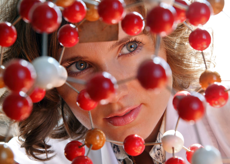 Научный сотрудник исследует молекулярную наноструктуру