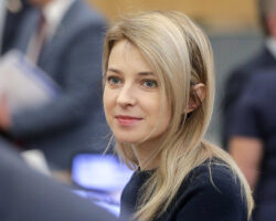 Наталья Поклонская подарила школьникам вдохновение и книгу Мысли вслух natalya poklonskaya podarila shkolnikam vdohnovenie i knigu mysli vsluh-t-nw-ru-174306535200-0