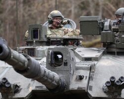 Принц Уильям на танке у границы России — демонстрация силы НАТО в Эстонии princz uilyam na tanke u graniczy rossii demonstracziya sily nato v estonii-t-nw-ru-174258124800-0