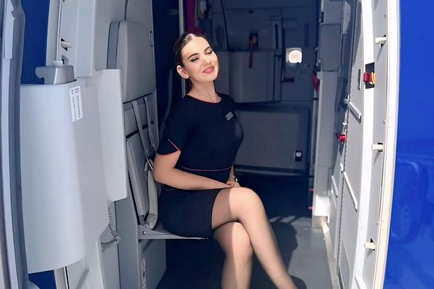 styuardessa v miniplate na bortu samoleta pokorila zarubezhnuyu auditoriyu-t-nw-ru-174162705800-0
