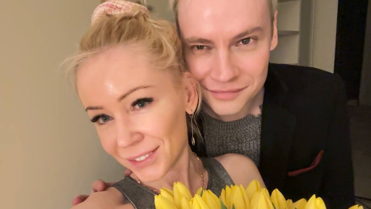 Запахло весной! SHAMAN подарил Мизулиной солнечные тюльпаны zapahlo vesnoj podaril mizulinoj solnechnye tyulpany-t-nw-ru-174098155000-0