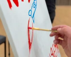 Аким Апачев и Юлия Чичерина - урок рисования в Мелитополе на фоне скандала в Судже akim apachev i yuliya chicherina urok risovaniya v melitopole na fone skandala v sudzhe-t-nw-ru-174496438700-0