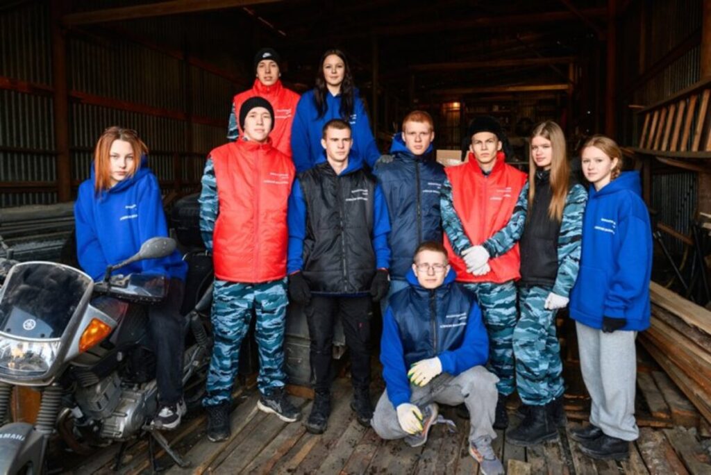 Алексей Вихарев и Волонтерский центр Ирбита везут мотоцикл Урал на СВО