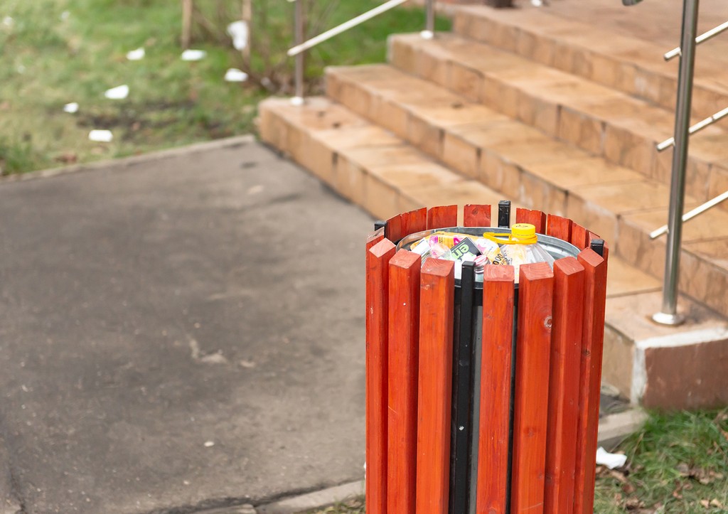 Россиянам рассказали, какой мусор нельзя выбрасывать в мусорку во дворе