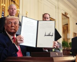 Дональд Трамп вводит 90-дневную паузу пошлин для США и Китая President Trump Signs Executive Order On Energy Production