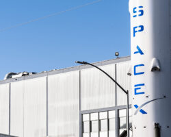 Экипаж SpaceX и Чун Ван осуществляют орбитальный полет над полюсами Земли Dec82019HawthorneLosAngelesCa